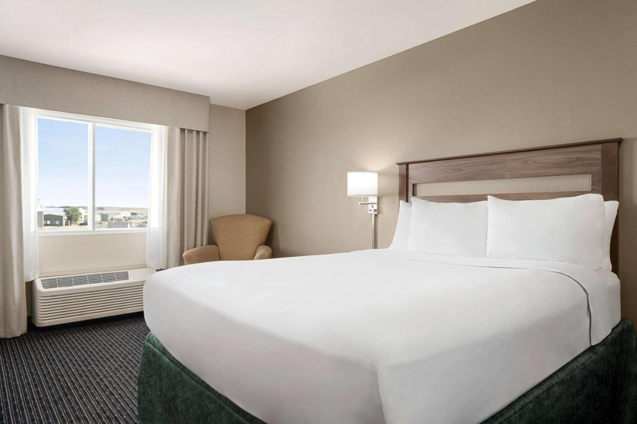 Baymont By Wyndham Rawlins Hotel Exterior photo